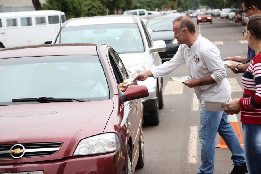 Panfletagem do Dia das Mães chama a atenção para vantagens de comprar em Santa Helena