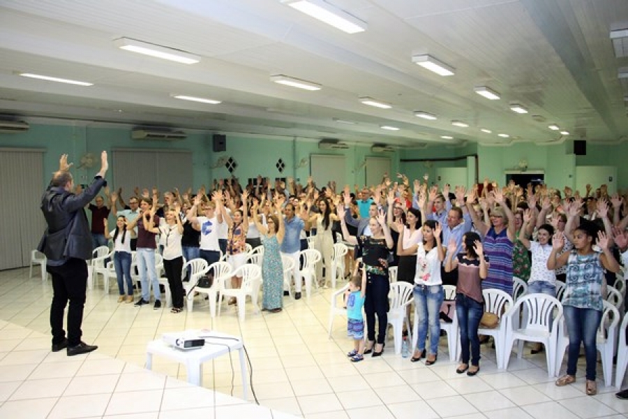 Encerrada Semana do Empresário com palestra e arrecadação de alimentos em Santa Helena