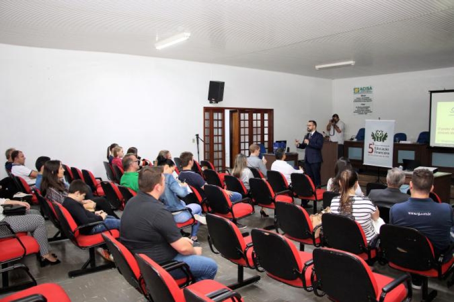 Palestra em Santa Helena chama a atenção para a importância da educação financeira