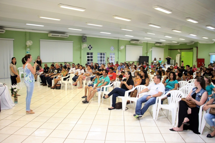 Cojem e parceiros entregam R$10 mil em materiais escolares para crianças e adolescentes do CCICA de Santa Helena