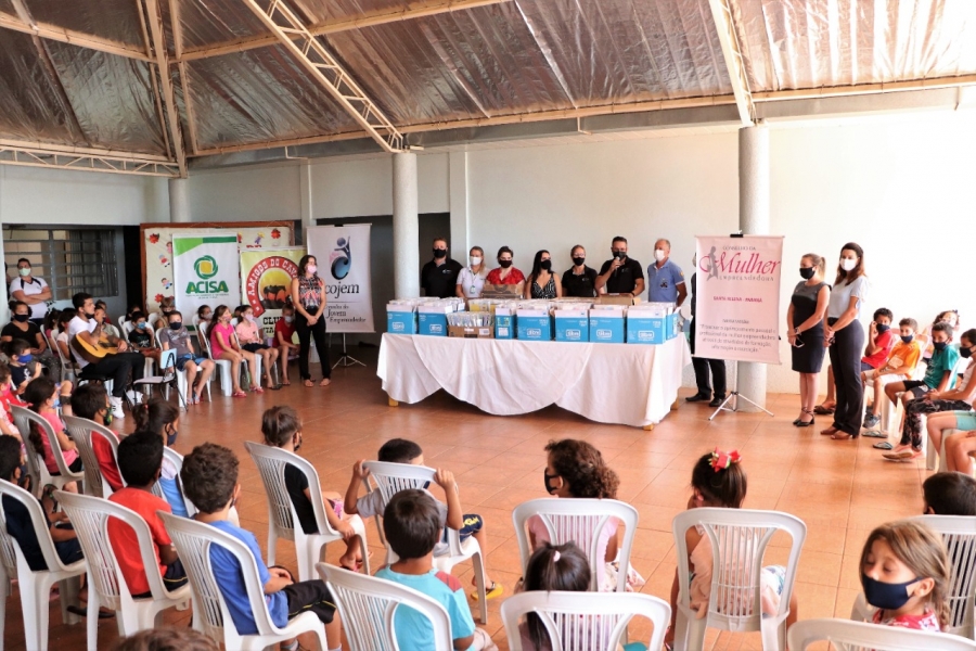 Entidades parceiras de Santa Helena entregam materiais do Projeto Volta às Aulas