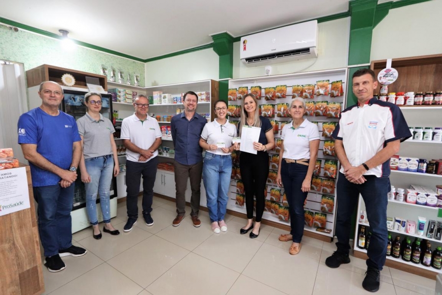 Clientes de Santa Helena recebem prêmios da Campanha do Dia dos Pais em entrega itinerante