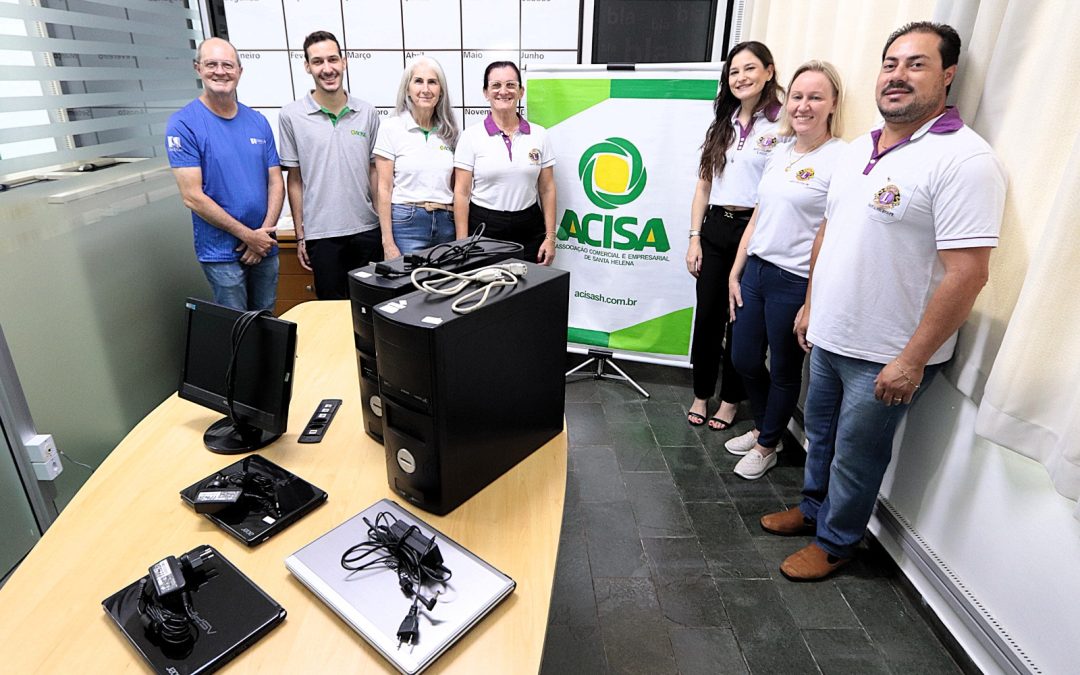 Acisa doa equipamentos de informática ao projeto PC Kids do Lions Clube em Santa Helena