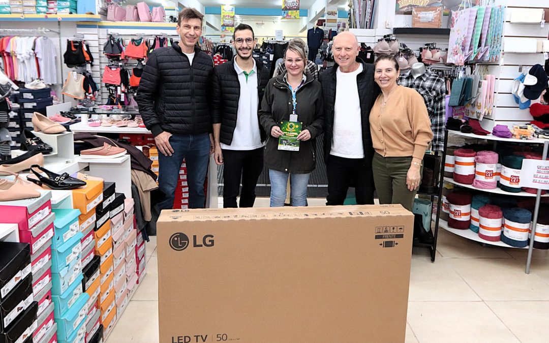 Acisa entrega prêmios do primeiro sorteio da campanha “Comprar Aqui dá Sorte”